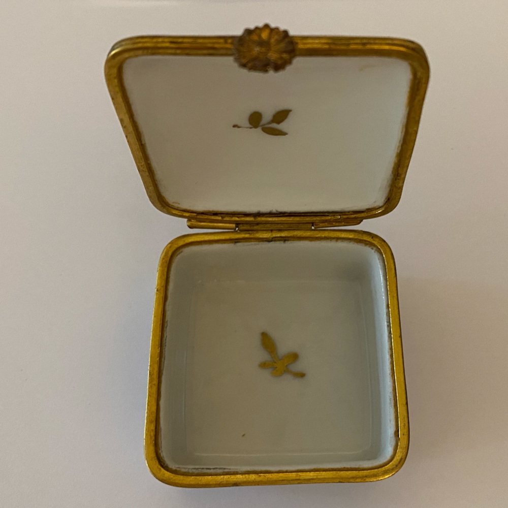 CARLIN COMFORTS “MADE in FRANCE ” PORCELAIN HINGED BOX - Picture 6 of 12